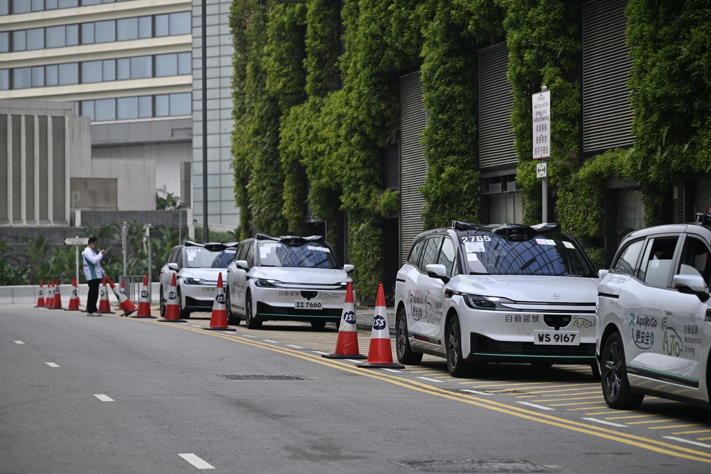 Haos în traficul din Wuhan, după o „defecțiune de sistem” al unui serviciu de robotaxi. Îngrijorări privind vehiculele autonome