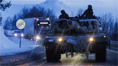 Un tanc Leopard 2 pe o șosea din Norvegia