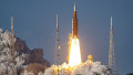 Puternica rachetă lunară a NASA a decolat miercuri seară din Florida, având la bord patru astronauţi care vor survola Luna peste câteva zile