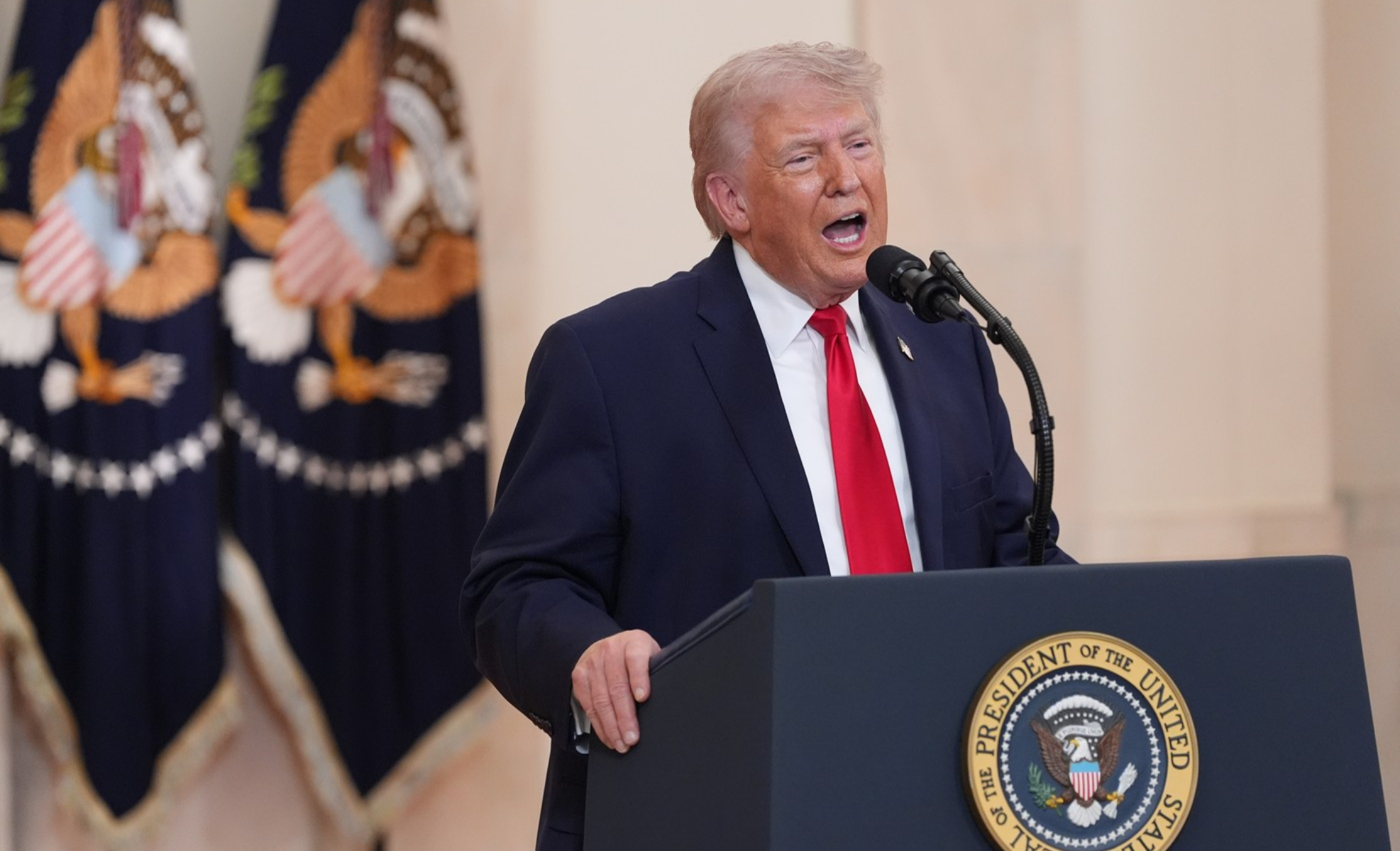 Trump atacă NATO și îi spune să „stea departe” după anunțul Iranului privind Ormuz. Alianța, numită „inutilă, un tigru de hârtie”