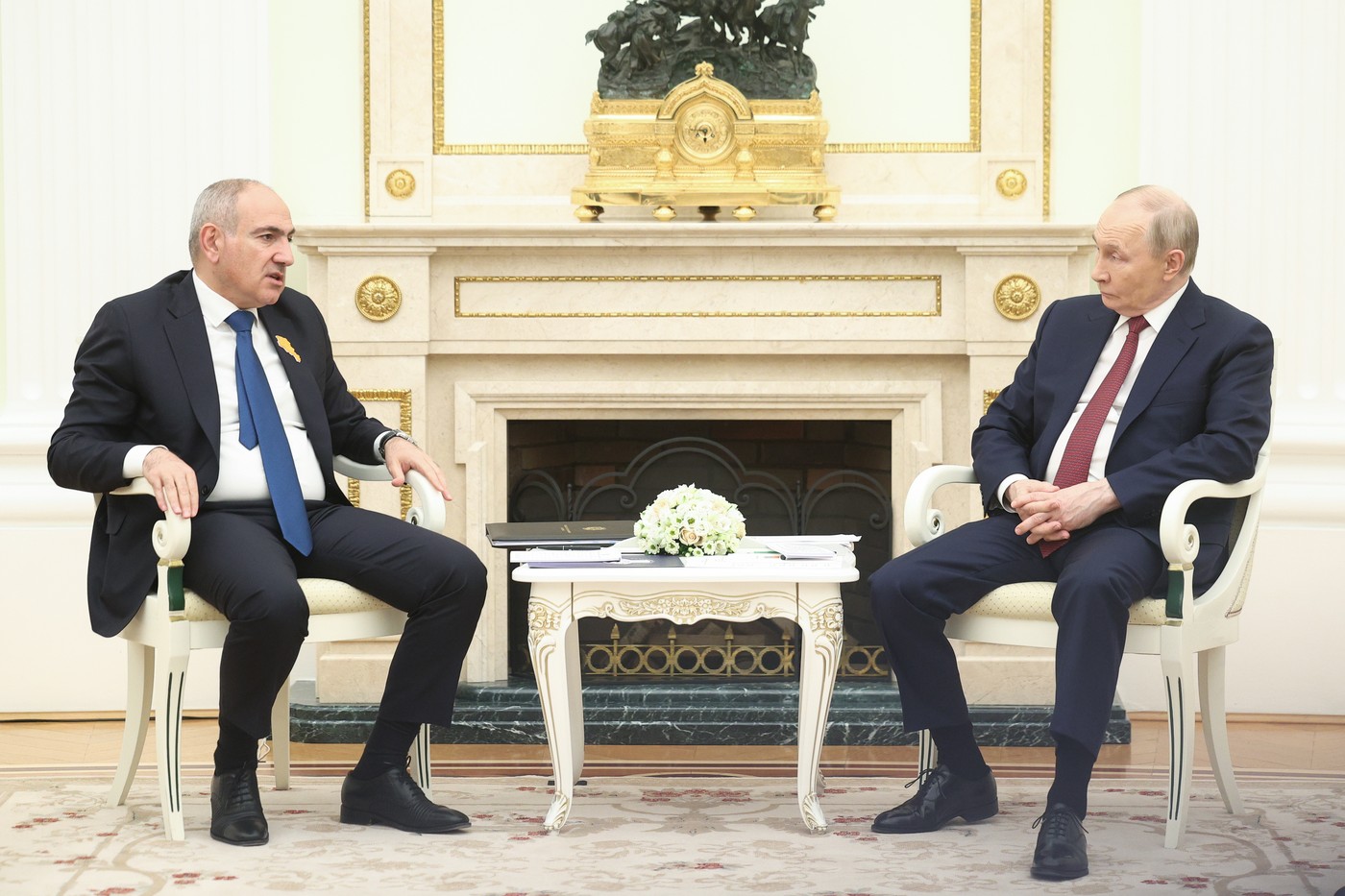 Putin îi spune premierului Armeniei că aderarea la UE e „imposibilă” și cere ca partide „proruse” să candideze la alegeri