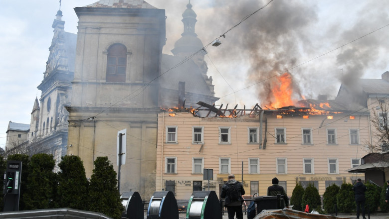Focul și fumul se ridică deasupra centrului orașului Lviv în urma unui atac cu drone al Rusiei.