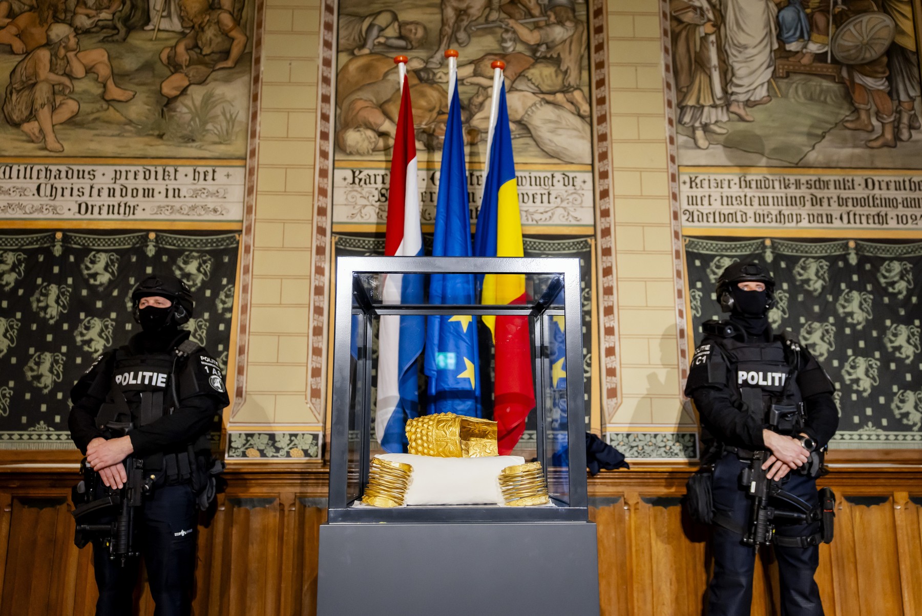 Coiful de la Cotofenesti si doua bratari dacice recuperate, prezentate de politia olandeza. Romania va restitui o parte din despagubiri