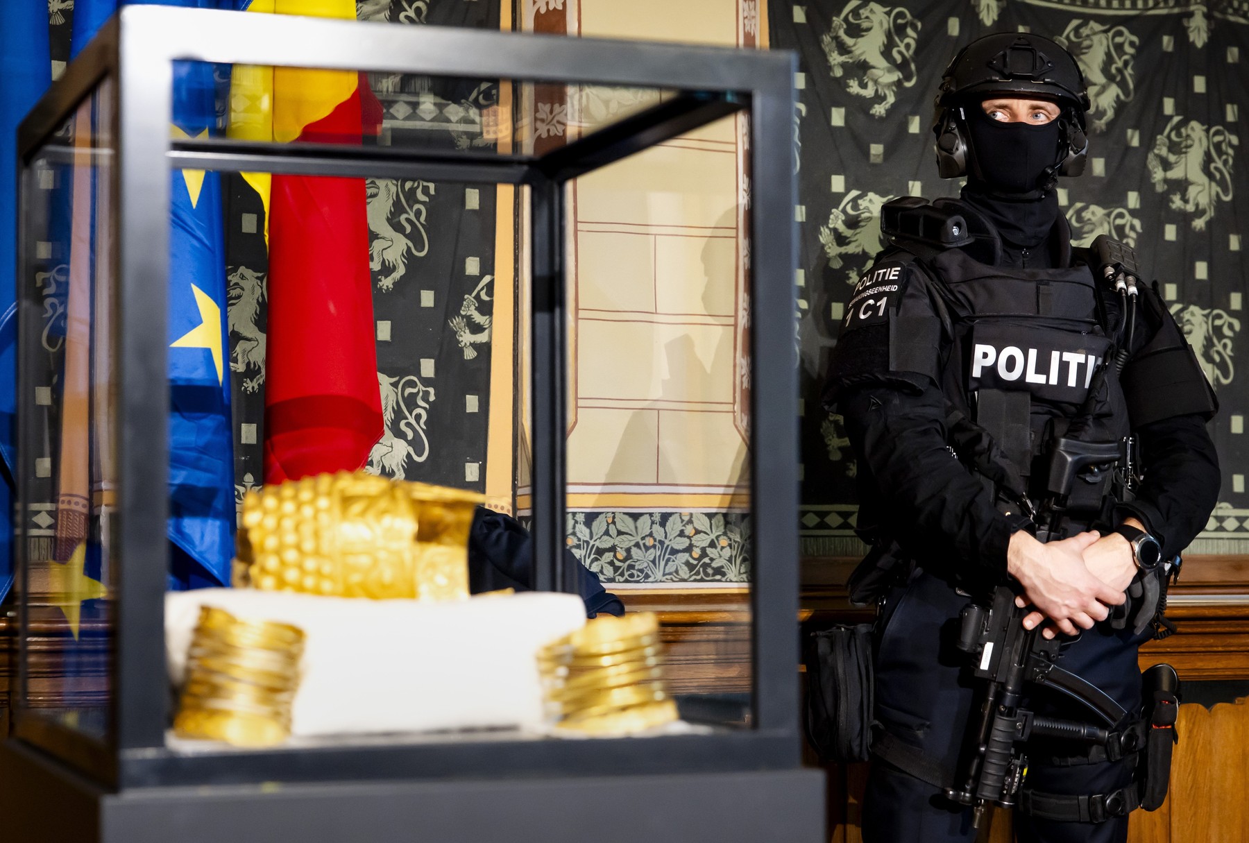 Coiful de la Coțofenești și două brățări dacice ajung astăzi în România, la 14 luni după jaful de la Muzeul Drents