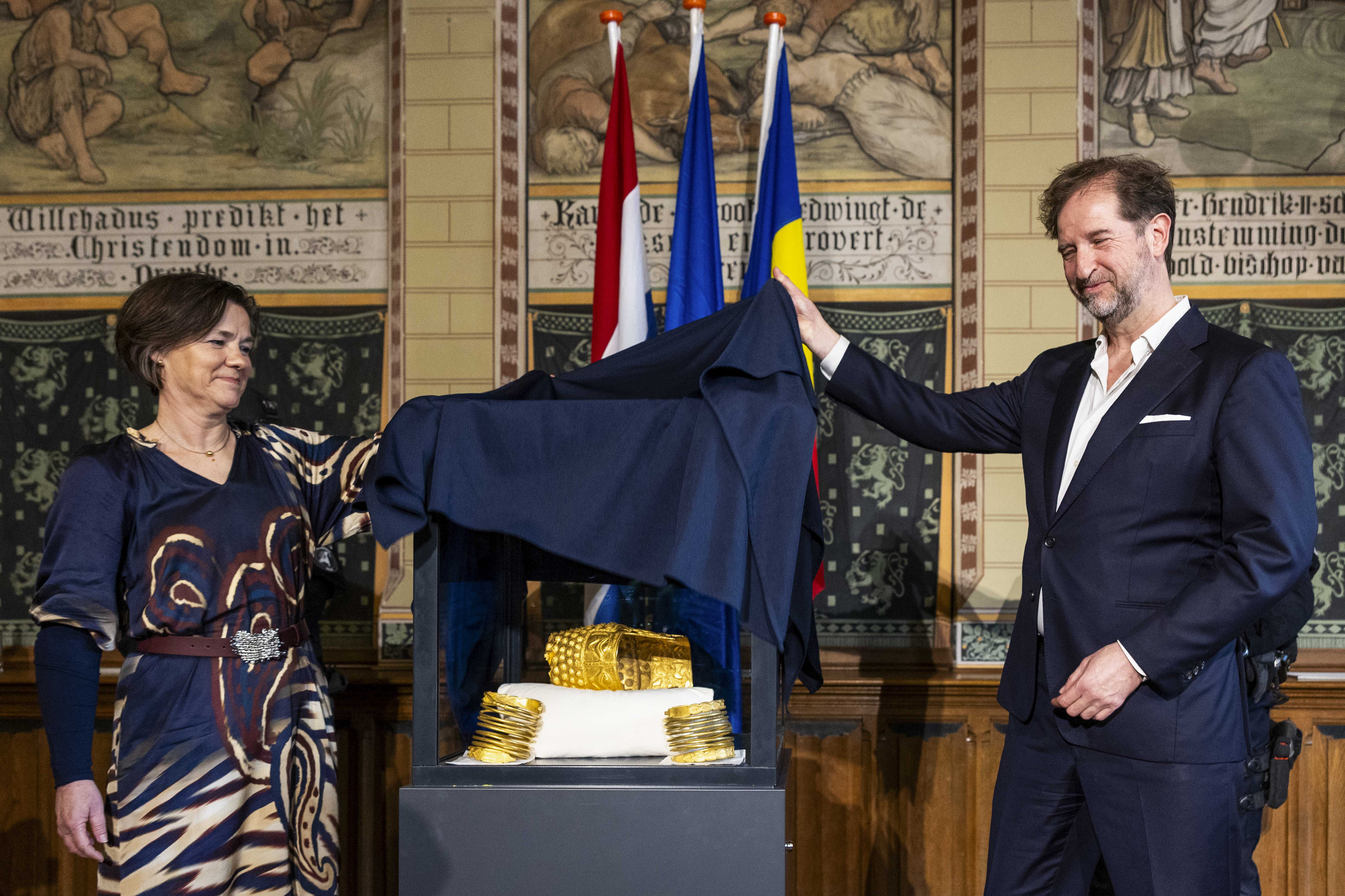 Primele imagini cu coiful de la Cotofenesti si doua bratari dacice, recuperate dupa ce au furate din Muzeul Drents din Olanda