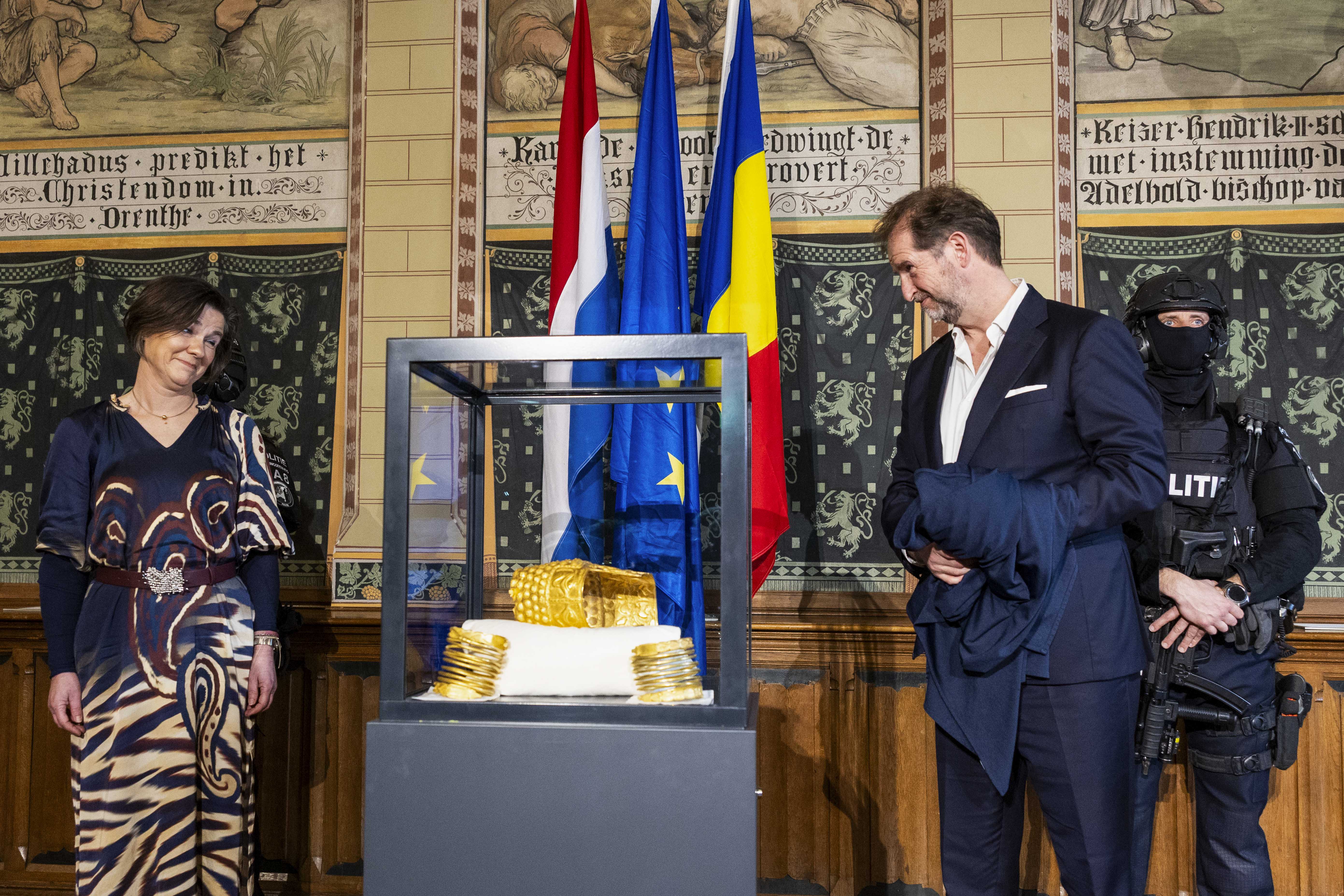 Primele detalii despre operațiunea de aducere în țară a coifului de la Coțofenești și brățărilor dacice recuperate din Olanda