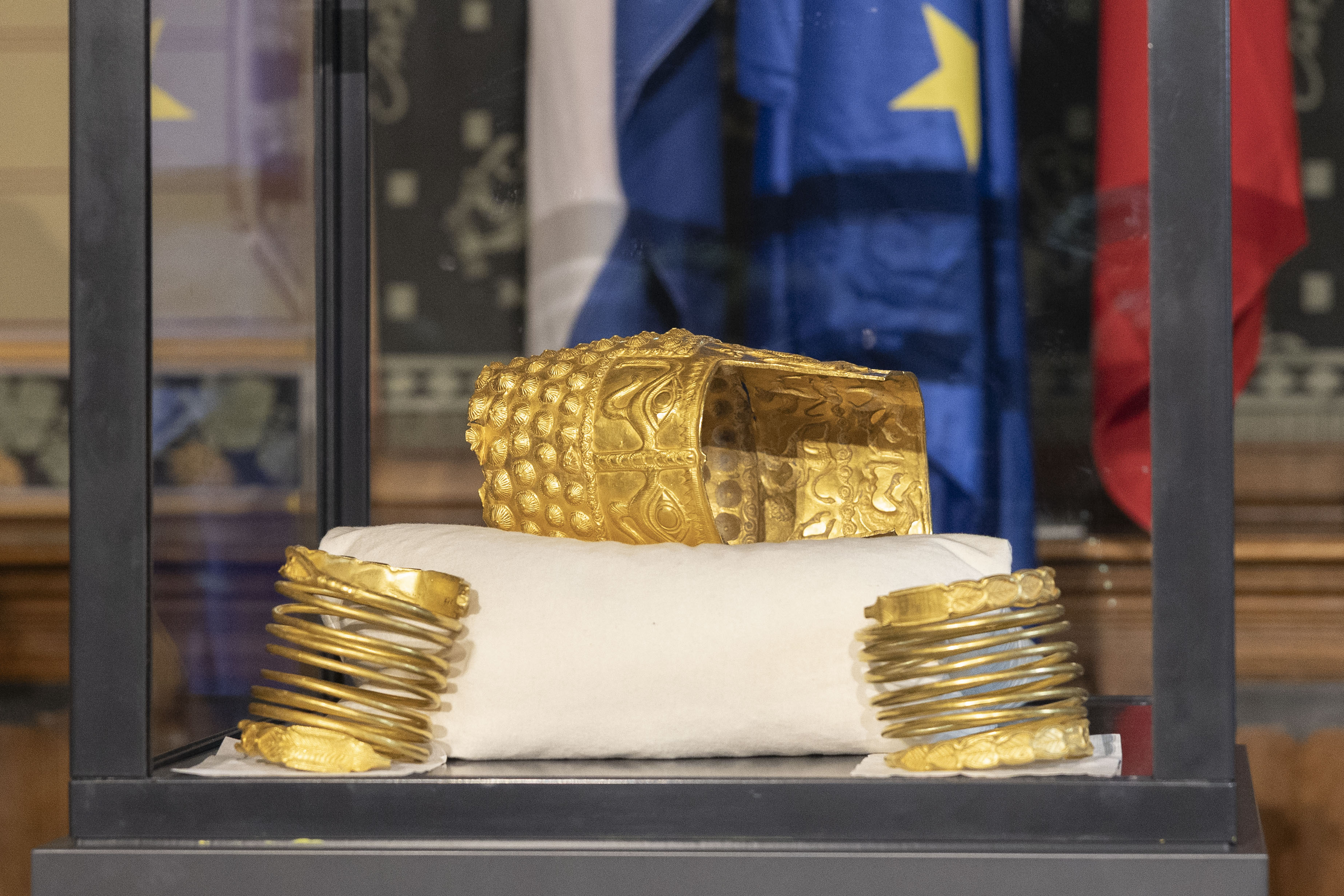 Nicușor Dan, prima reacție după recuperarea Coifului de la Coțofenești și a două brățări dacice: „Parte a identității noastre istorice”