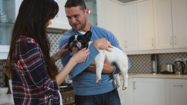 femeie si barbat cu un catel