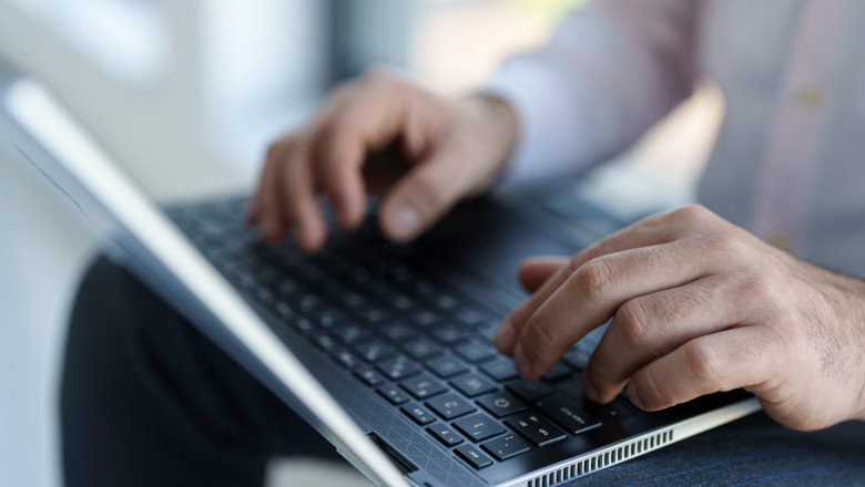 barbat care lucreaza la laptop