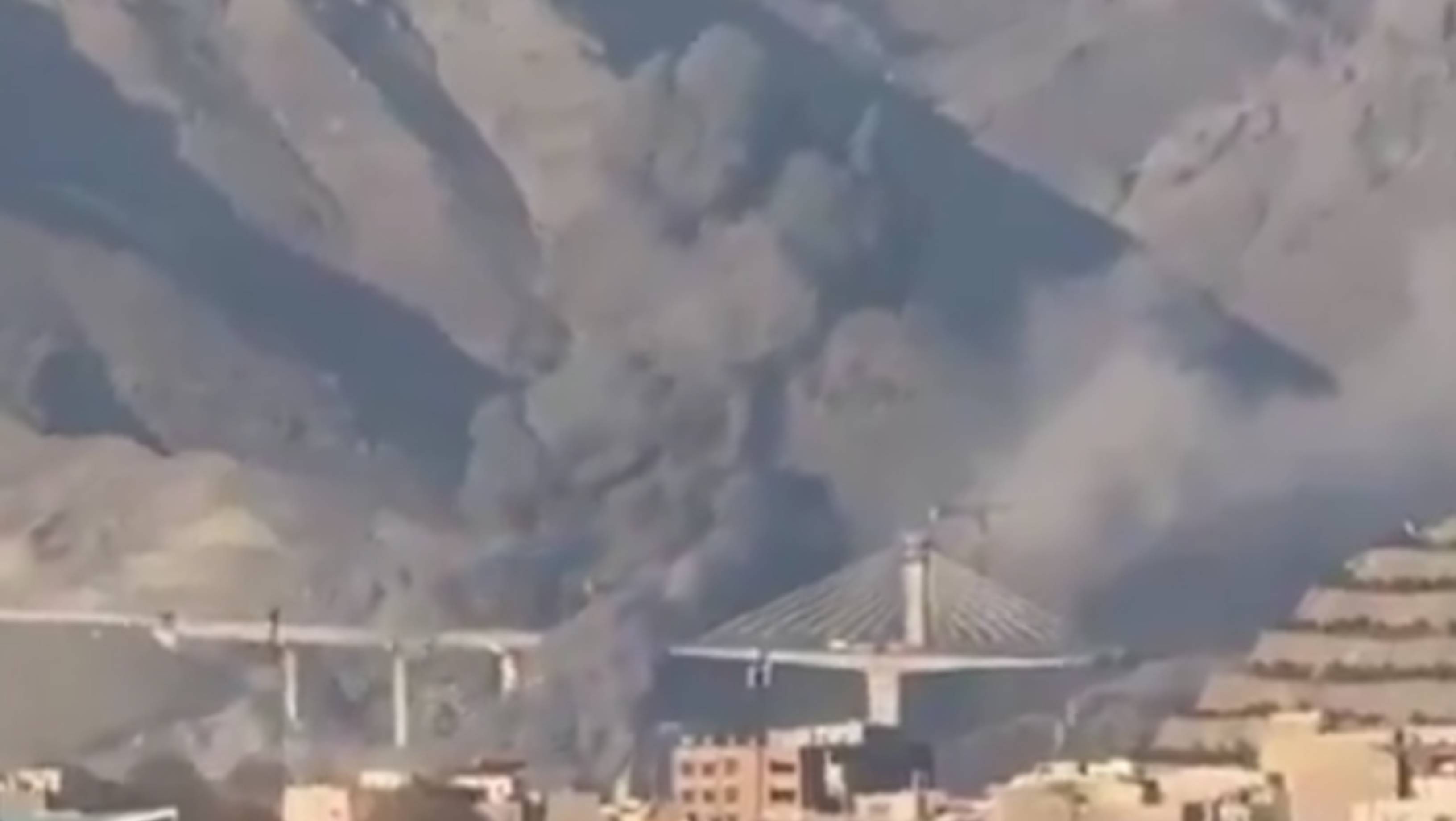 Imagini cu „cel mai mare pod din Iran” distrus, publicate de Donald Trump. Reacția Iranului: Transmite doar înfrângerea inamicului