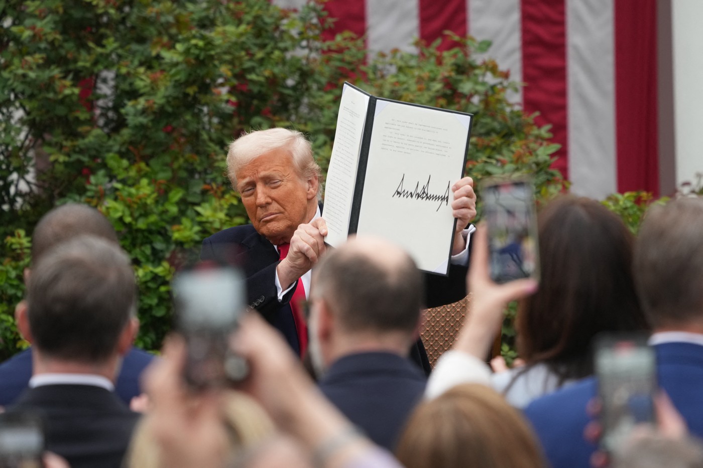 Donald Trump impune taxe vamale de până la 100% pentru medicamente și modifică tarifele pentru metale