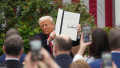 Donald Trump présente ses nouveaux tarifs douaniers dans la jardin de la Maison Blanche à Washington DC