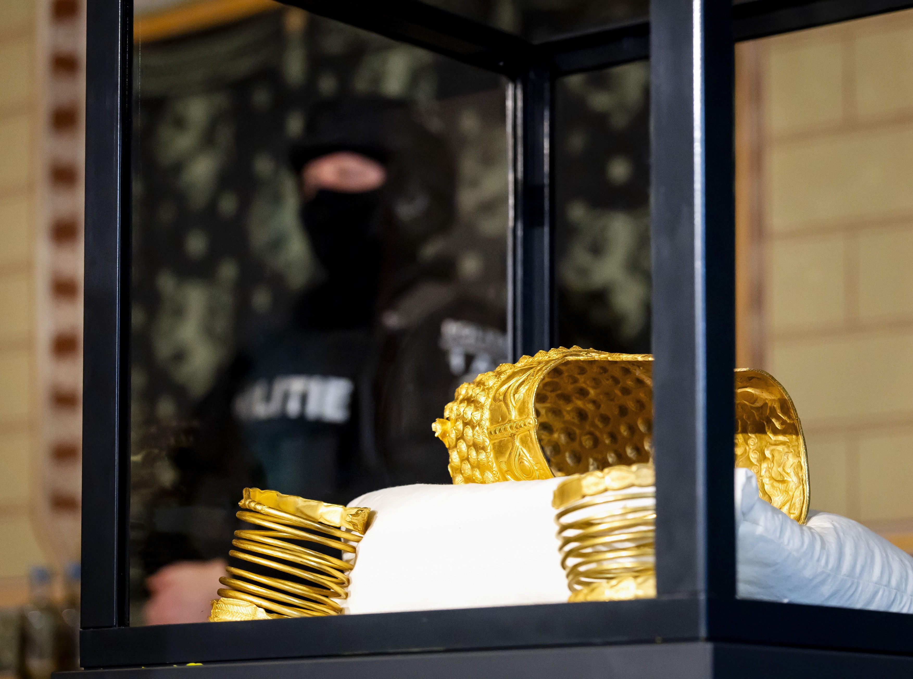 Detalii despre coiful de la Coțofenești și brățările dacice. Din ce secol datează și unde au fost descoperite