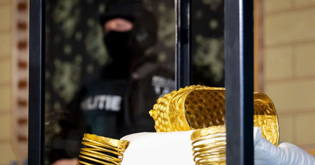 Detalii despre coiful de la Coțofenești și brățările dacice. Din ce secol datează și unde au fost descoperite