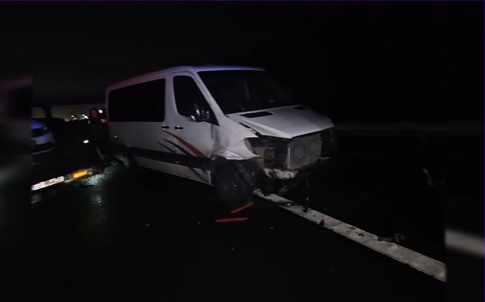 Microbuz implicat într-un accident grav pe A1. Cinci oameni au ajuns la spital