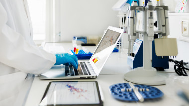 laborator cercetator cercetare stiinta