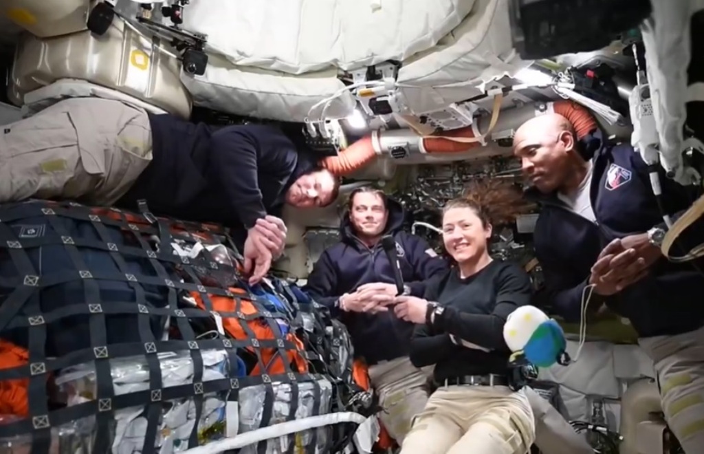 Astronauții misiunii Artemis II pornesc spre Lună după o zi petrecută pe orbita Pământului