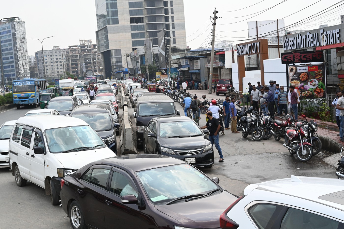 Prima țară care a raționalizat carburanții în criza din Orientul Mijlociu, cu 170 de milioane de locuitori, anunță măsuri și mai dure