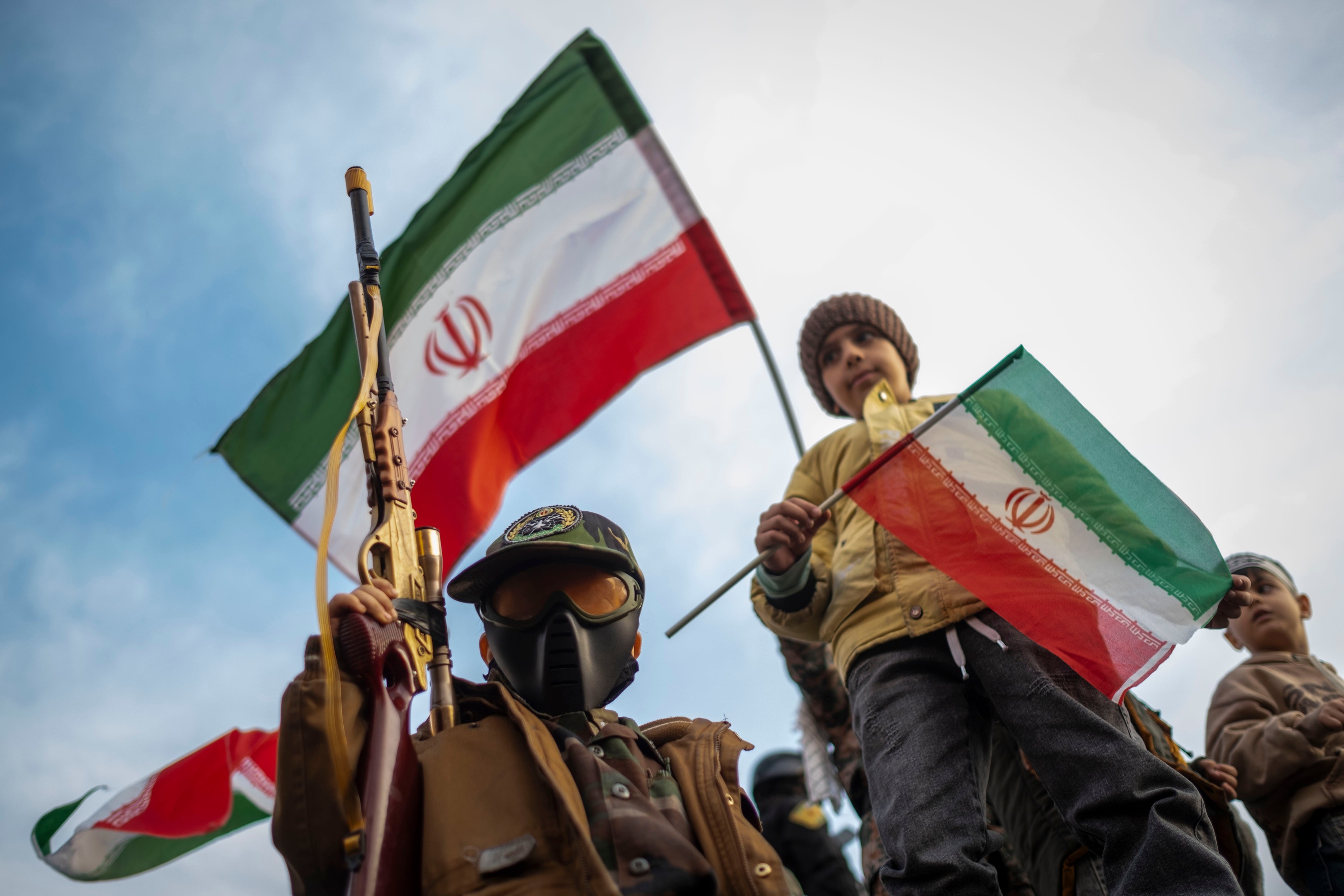 Măsuri disperate în Iran înaintea unei posibile invazii terestre. Teheranul a început recrutarea copiilor