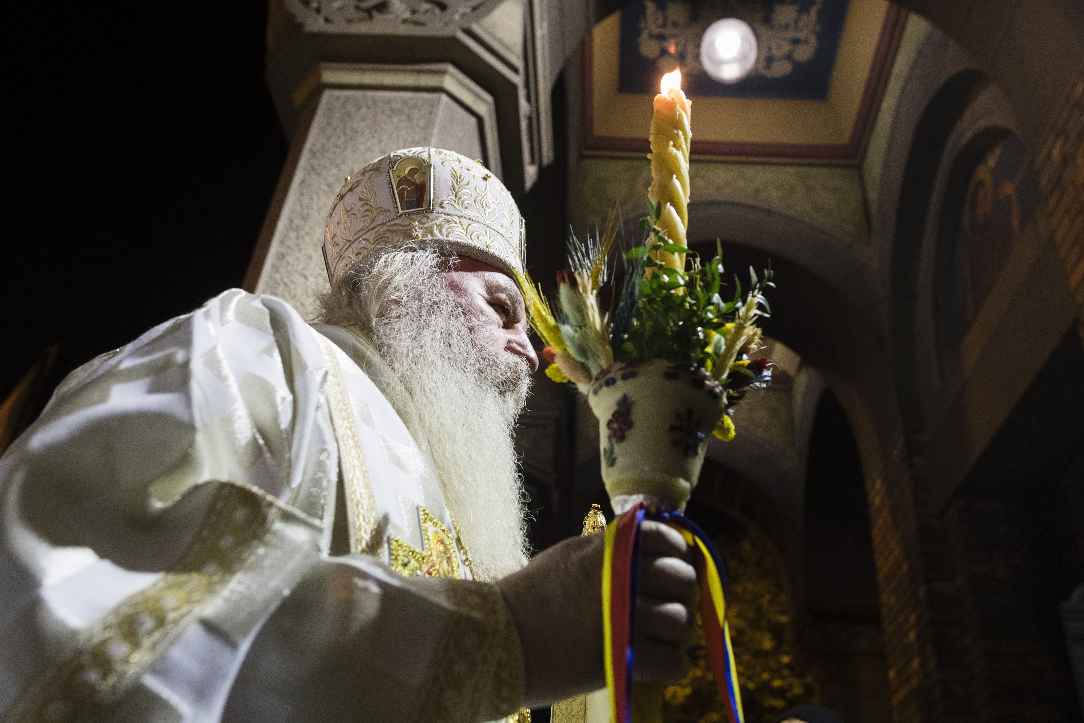 Sfânta Lumină ajunge, sâmbătă, în România cu o cursă specială de la Ierusalim