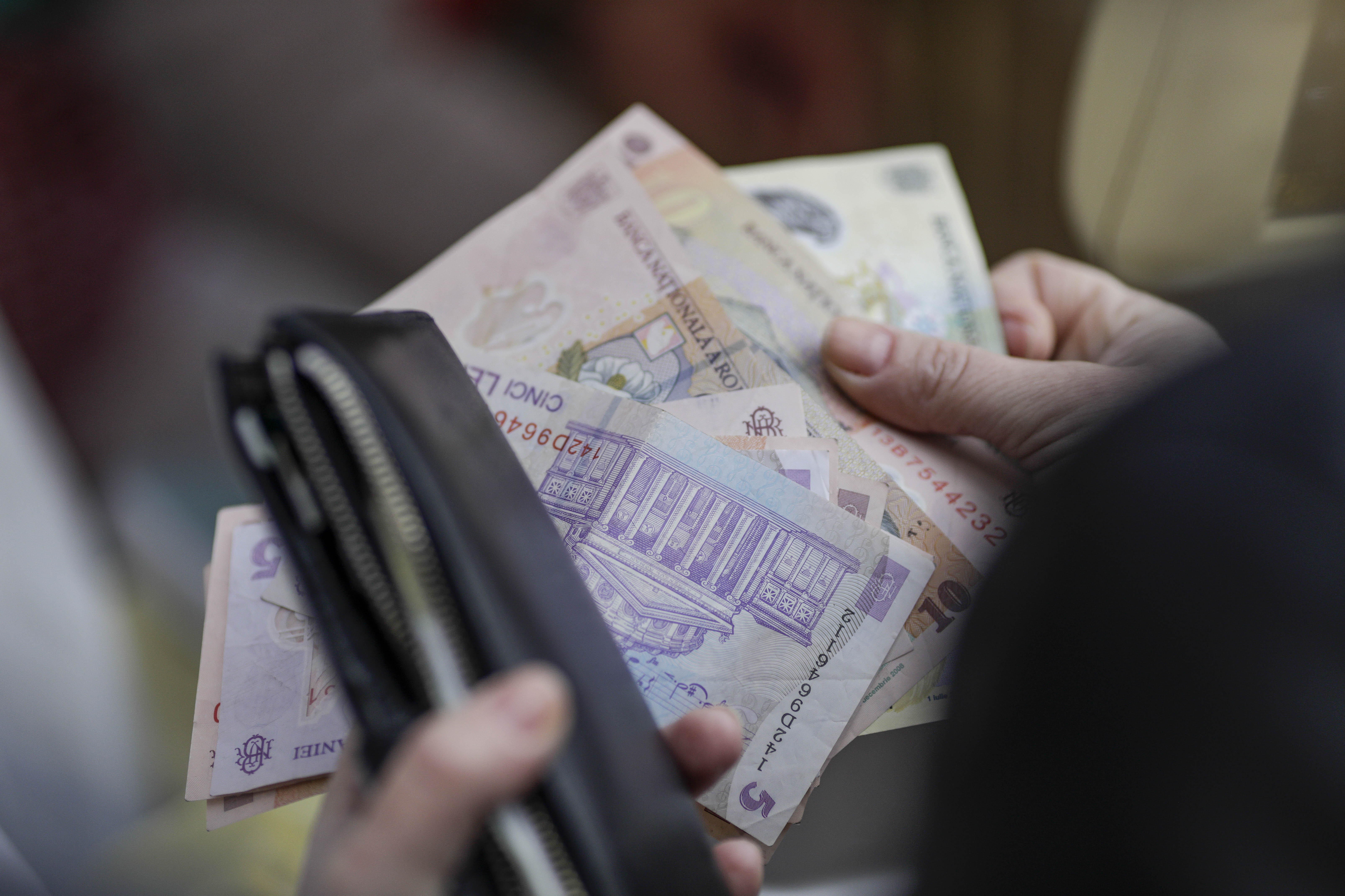 Peste 3 milioane de români primesc ajutor financiar de la stat în mai 2026. Cine sunt beneficiarii pachetului de solidaritate