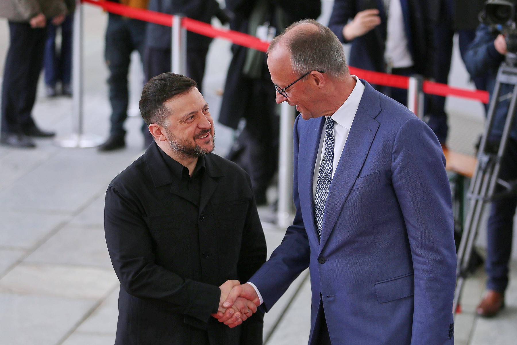 Zelenski: „Ucraina îşi poate dubla producţia militară dacă primeşte fonduri”. Germania îi va cumpăra sute de rachete Patriot