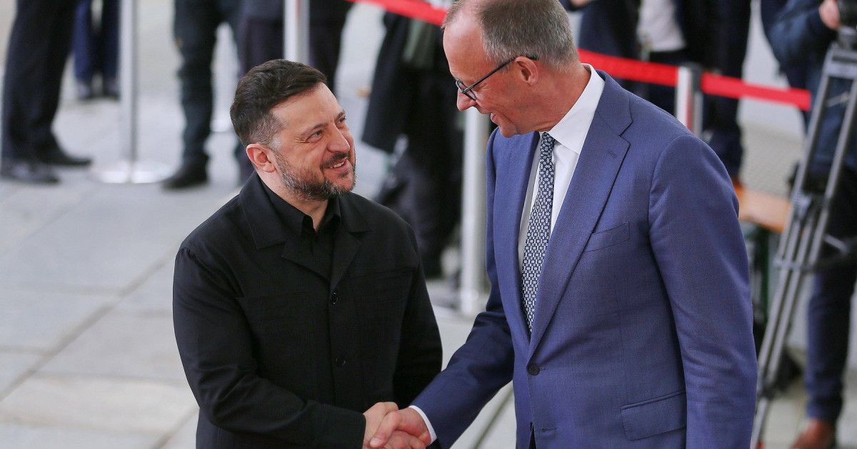 Zelenski: Ucraina îşi poate dubla producţia militară