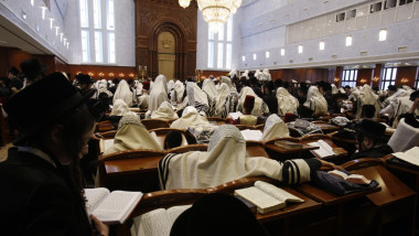 evrei in sinagoga la o ceremonie