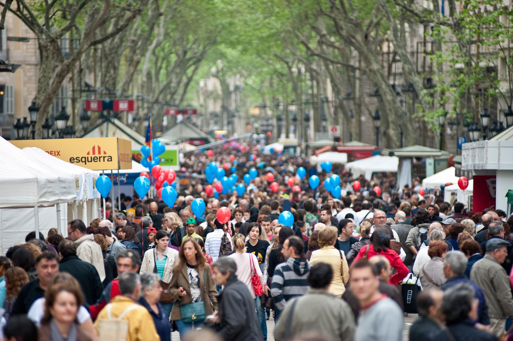 Gata cu afișele stridente cu paella și bere: războiul Barcelonei cu kitsch-ul turistic de pe La Rambla