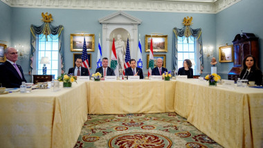 marco ruzio alaturi de consilieri di ambasadorii israelian si libanez in sua