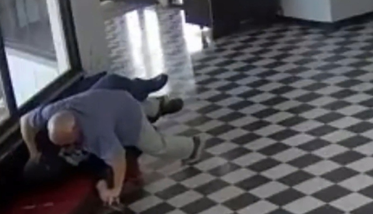 Directorul unui liceu din SUA a împiedicat un masacru. Momentul în care sare asupra unui tânăr înarmat