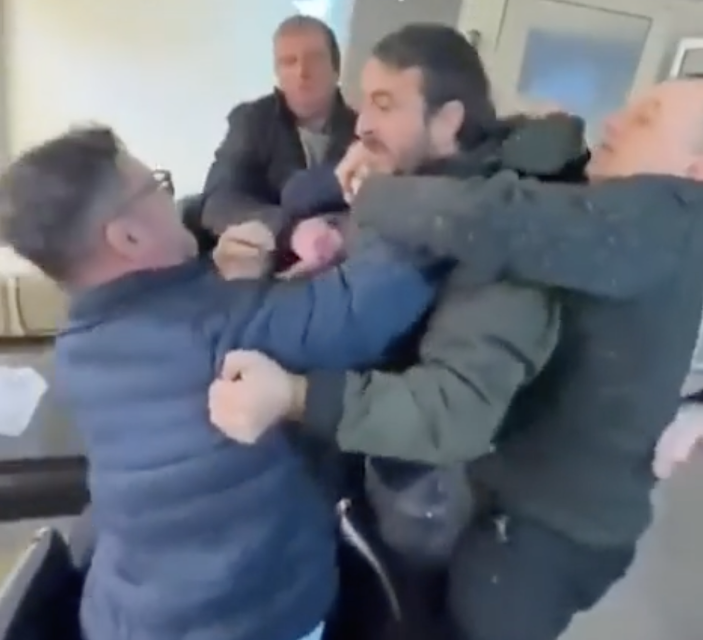 Bătaie într-un sediu AUR: „Bă, tu mă faci pe mine borfaș? Mi-am dat viața pentru partid”