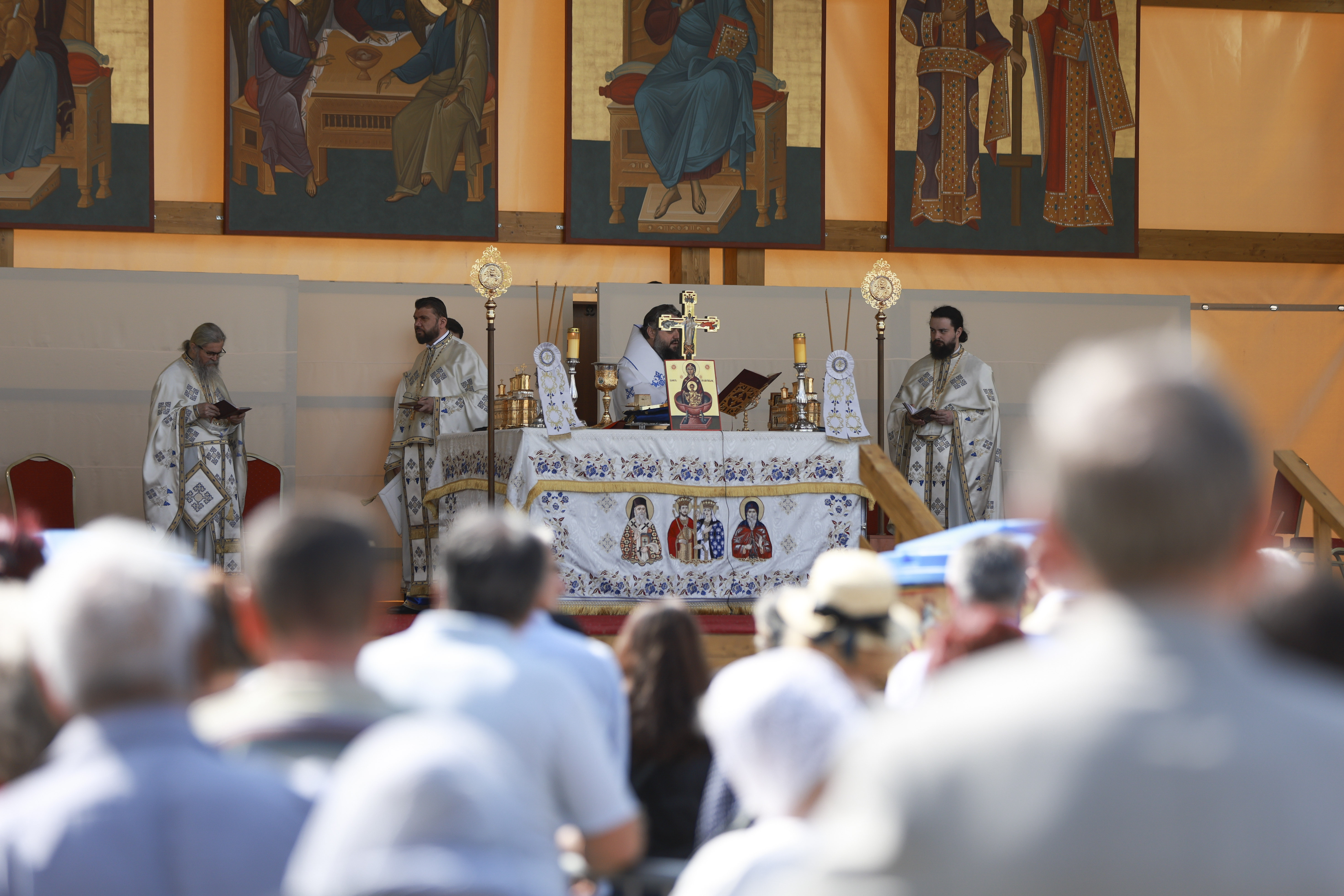 Izvorul Tămăduirii 2026: Sărbătoare cu cruce roșie în calendar. Ce nu ai voie să faci în Vinerea Luminată