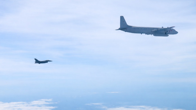 f-16 romanesc intercepteaza un avion rusesc de spionaj