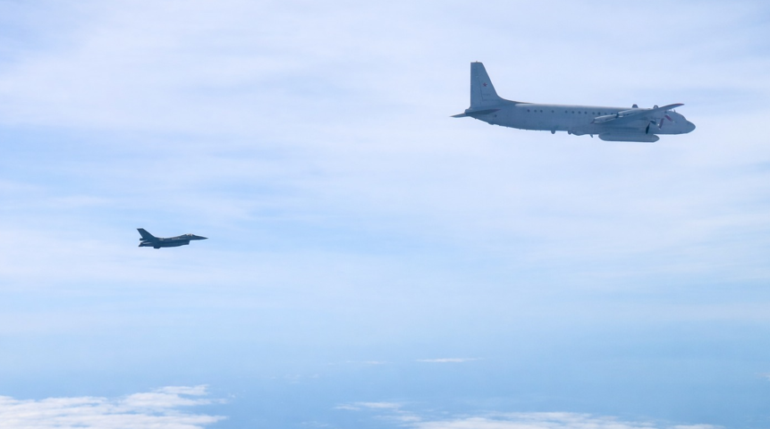 Piloții români au interceptat un avion de spionaj al Rusiei în apropierea spațiului aerian al Lituaniei