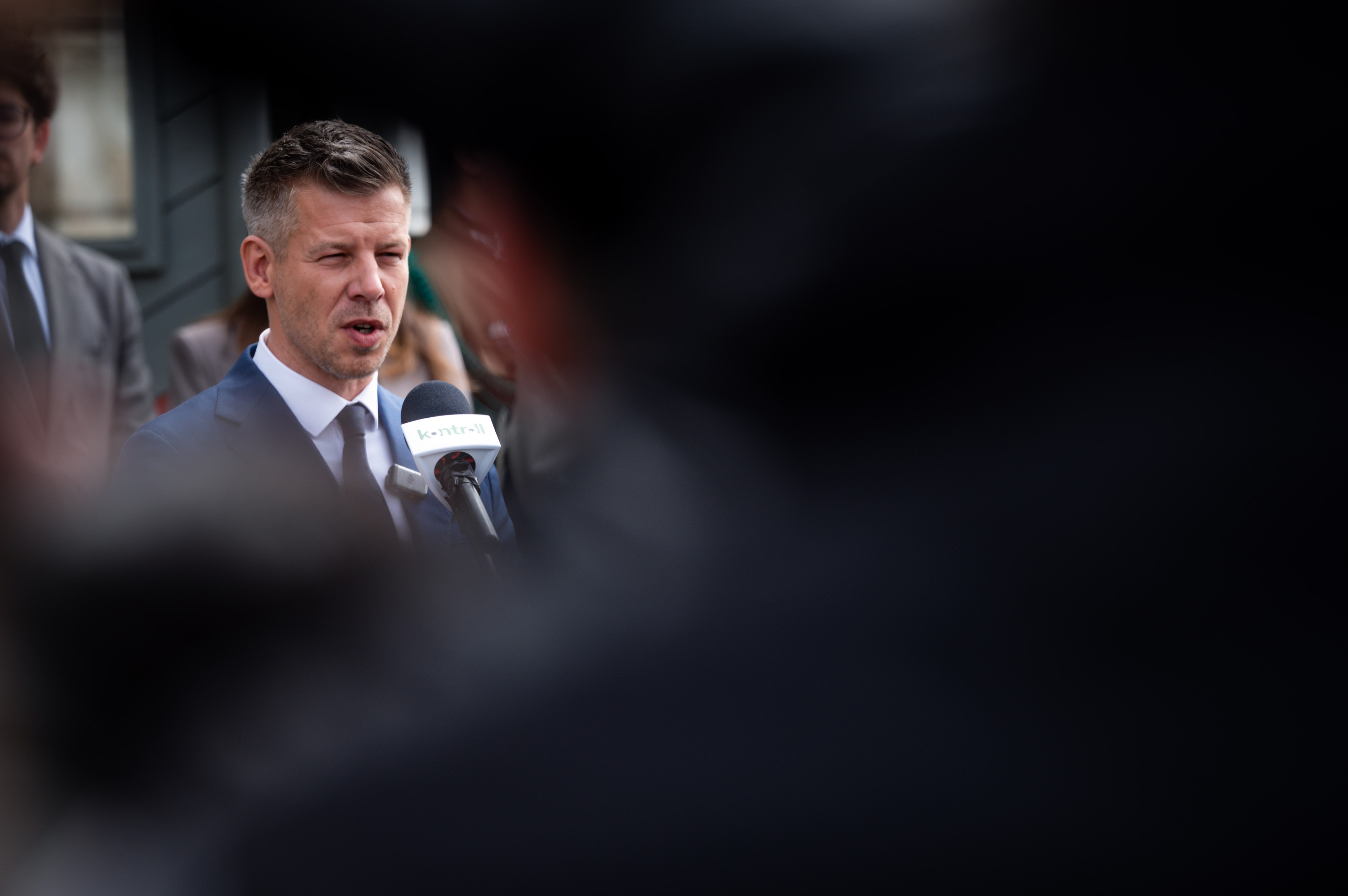 „Viaţa e cel mai mare regizor”. În timp ce vizita palatul prezidenţial, Péter Magyar l-a zărit pe Viktor Orbán la un balcon