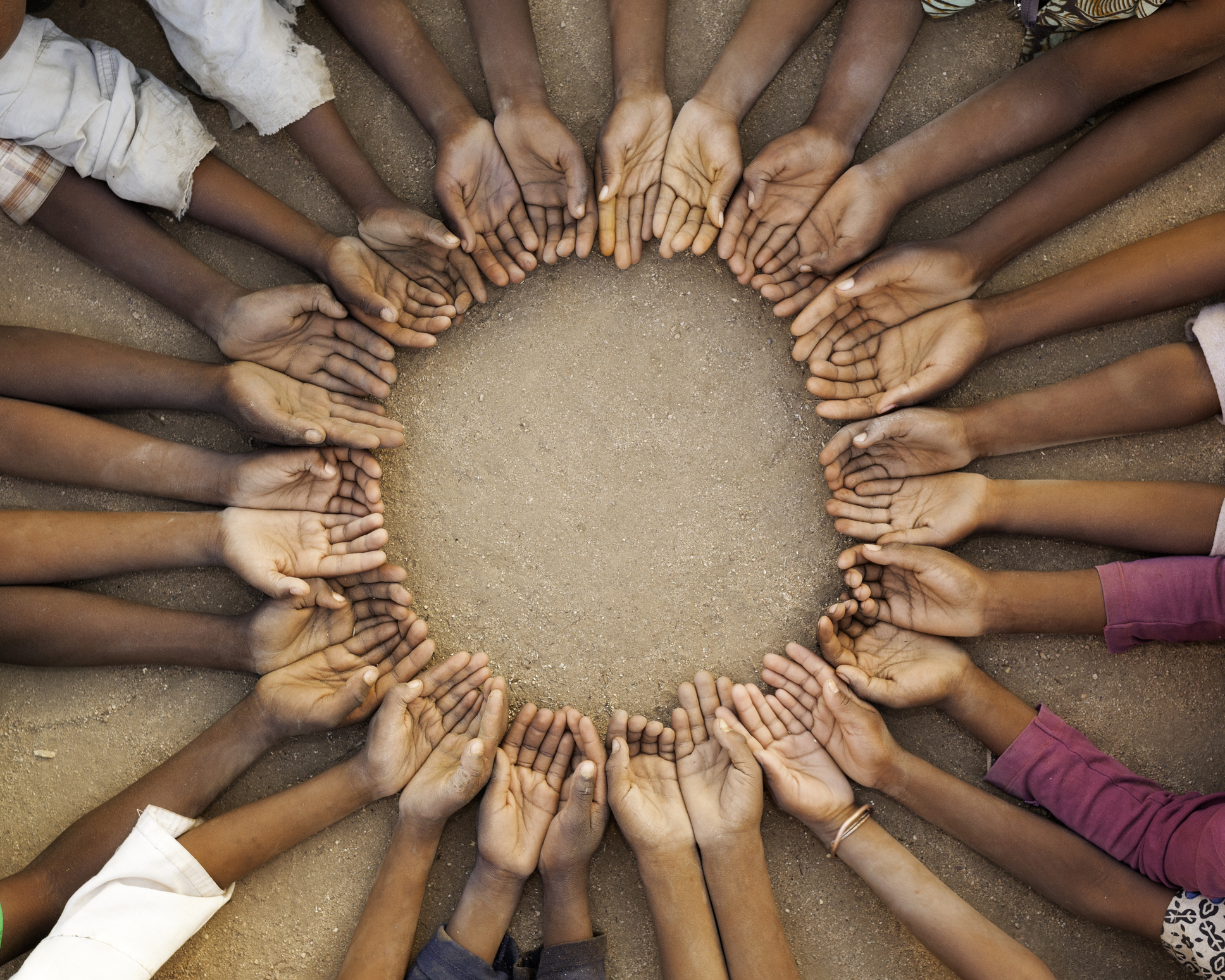 Lecție de altruism: Povestea românilor care au grijă de copiii orfani din Tanzania. „În fiecare casă, am angajat un cuplu de părinți”