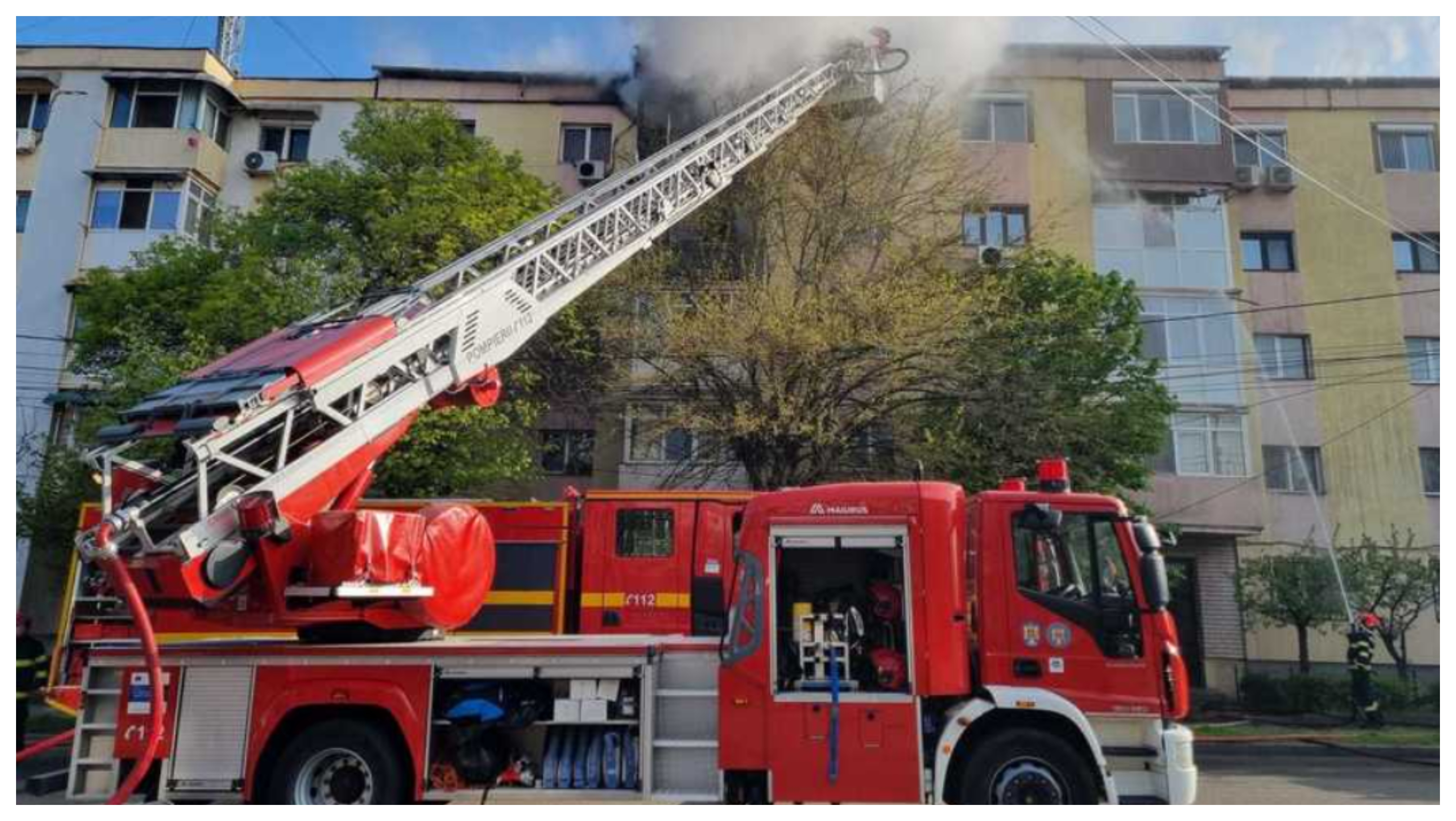 Incendiu puternic într-un bloc din Craiova. Mai mulți locatari au fost evacuați