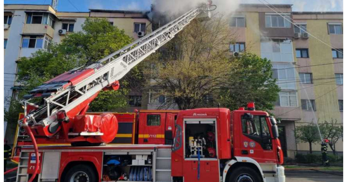 Incendiu devastator în Craiova: pompierii intervin pentru a salva locatarii