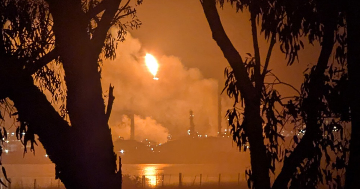 Incendiu violent la una dintre cele două rafinării din Australia. Flăcările au atins 60 de metri înălţime