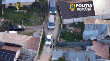 masini de politie la perchezitii