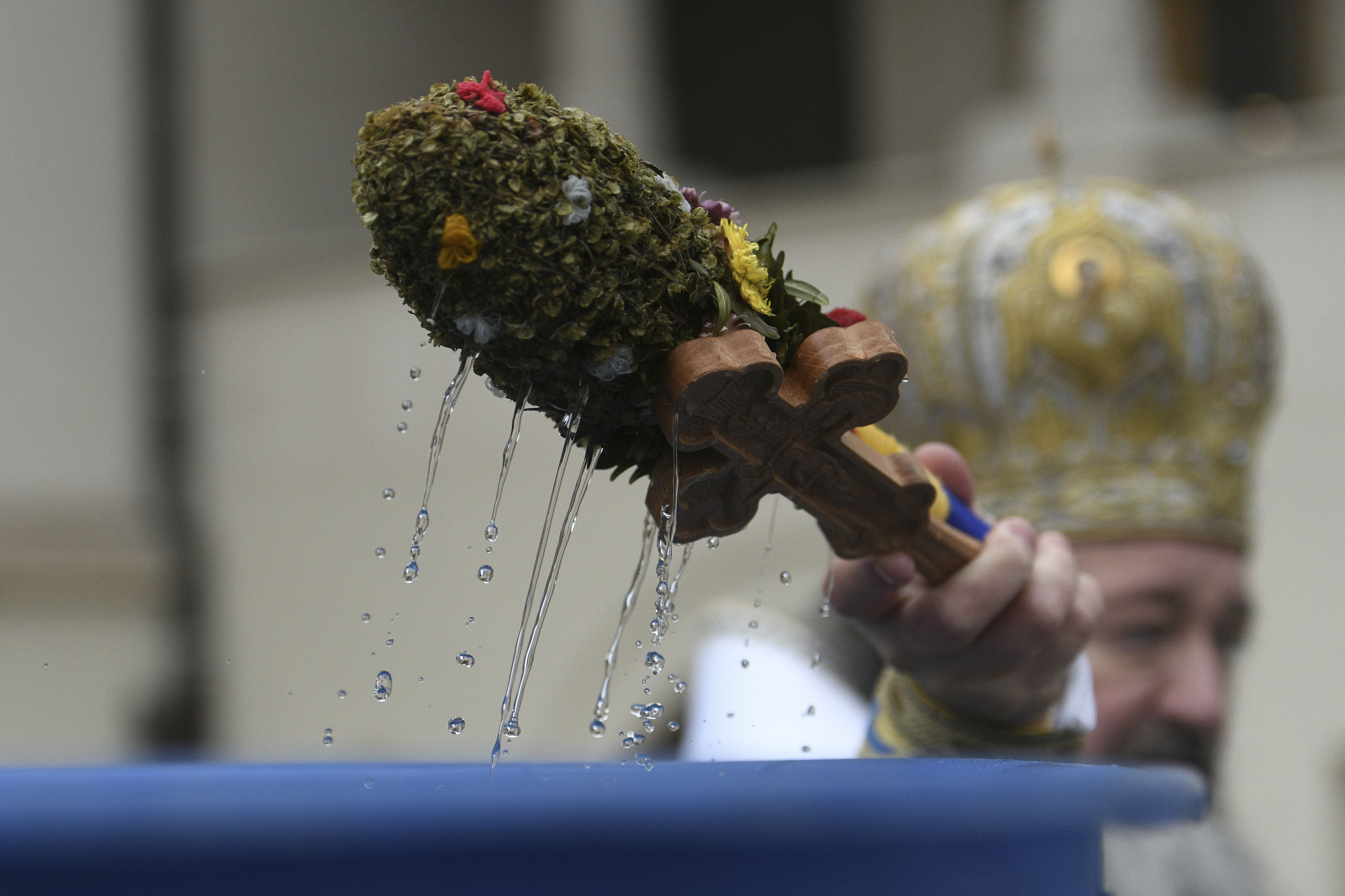 Cum se consumă corect agheasma mică în Vinerea Luminată, de Izvorul Tămăduirii. Explicațiile preoților