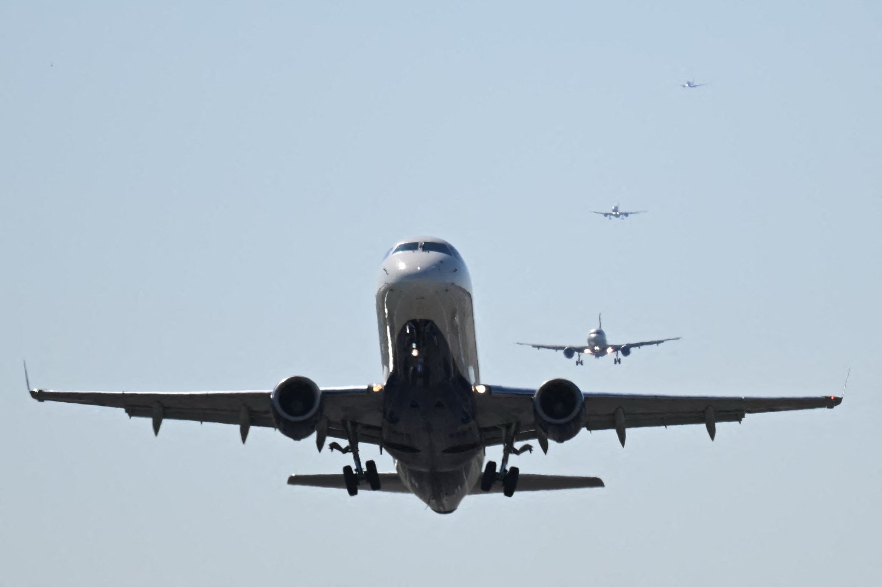 Doi piloți miaună și latră în apropierea aeroportului din Washington. Controlorul de trafic: „Băieți, trebuie să fiți profesioniști!”