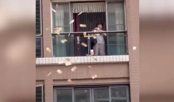 „Ploaie” de bani: 160.000 de dolari, aruncați de la balcon în câteva minute de o femeie din China. Ce apel au făcut autoritățile