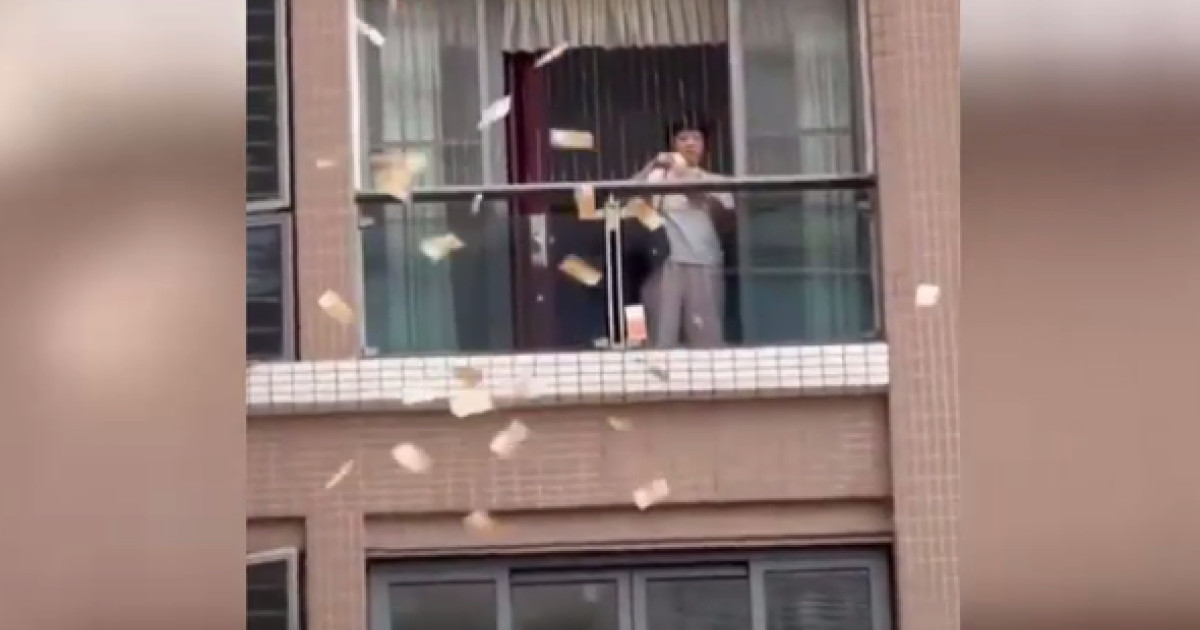 Femeie din China aruncă 160.000 USD de la balcon