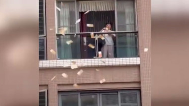 o femeie arunca bani de la balcon