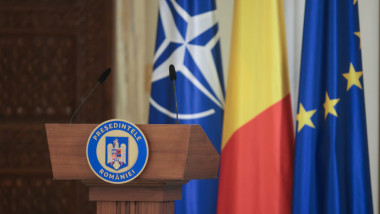 pupitru presedinte langa drapele