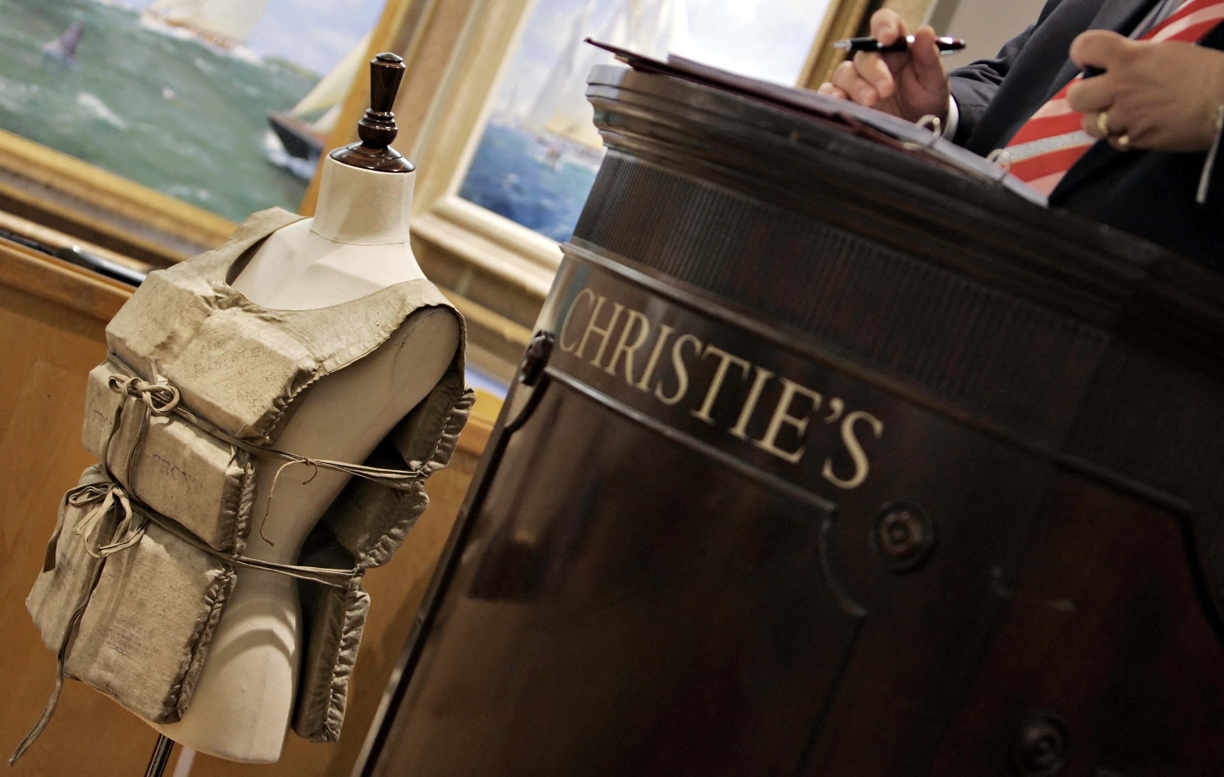 O vestă de salvare purtată de o supraviețuitoare a Titanicului, scoasă la licitație