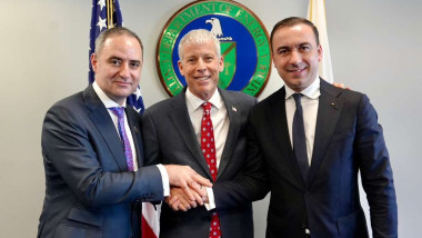 Ministrul Finanţelor, Alexandru Nazare, ministrul american al Energiei, Chris Wright, și ministrul Energiei, Bogdan Ivan.