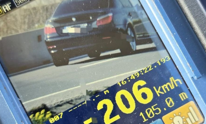 Şofer prins când circula cu 206 km/h pe un drum național. Poliția: „Unii au impresia că şoselele sunt piste de decolare”